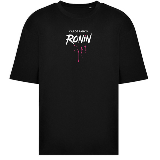 T-shirt oversize nera Capobranco Ronin con scritta minimal frontale bianca, stile urban streetwear.