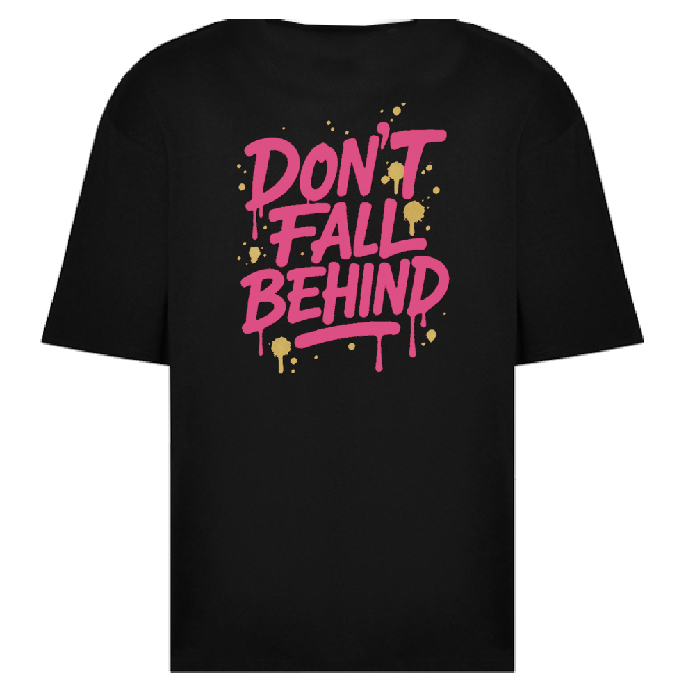 Retro T-shirt nera Capobranco con scritta “Don’t Fall Behind” in stile graffiti rosa, messaggio motivazionale.
