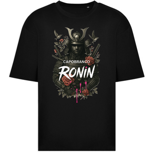 T-shirt oversize nera Capobranco Ronin con stampa frontale ispirata alla cultura samurai, design floreale urban street.
