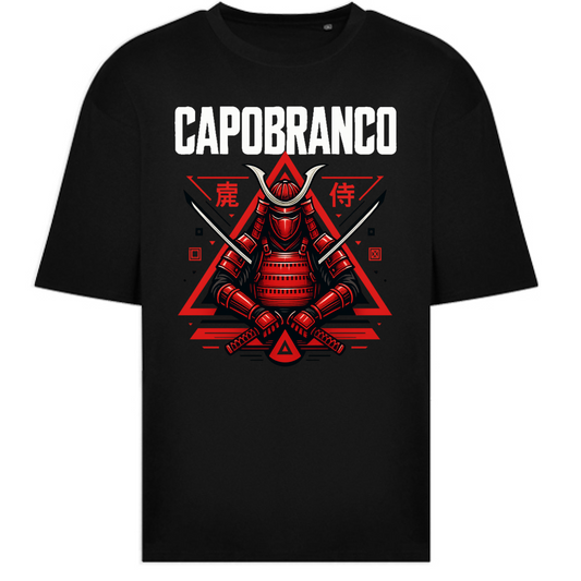 T-shirt oversize nera Capobranco con stampa samurai rosso fuoco sul davanti, stile streetwear hip hop.
